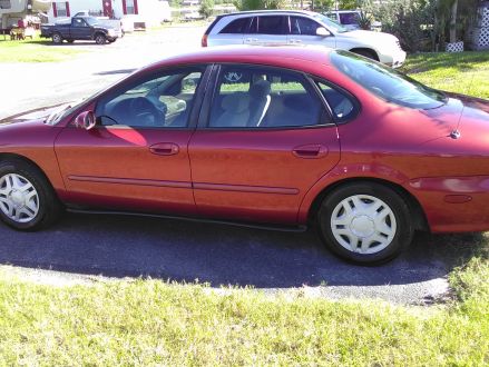 Excellent condition Maroon 1999 Ford Taurus in Harlingen, Texas